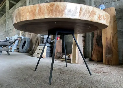Artikelbild des Artikels “Niedriger Naturholztisch rund aus Suar mit Metallbeinen Spider. 100cm Länge, 98cm Breite, 60cm Höhe, Tischplatte 10cm dick. “